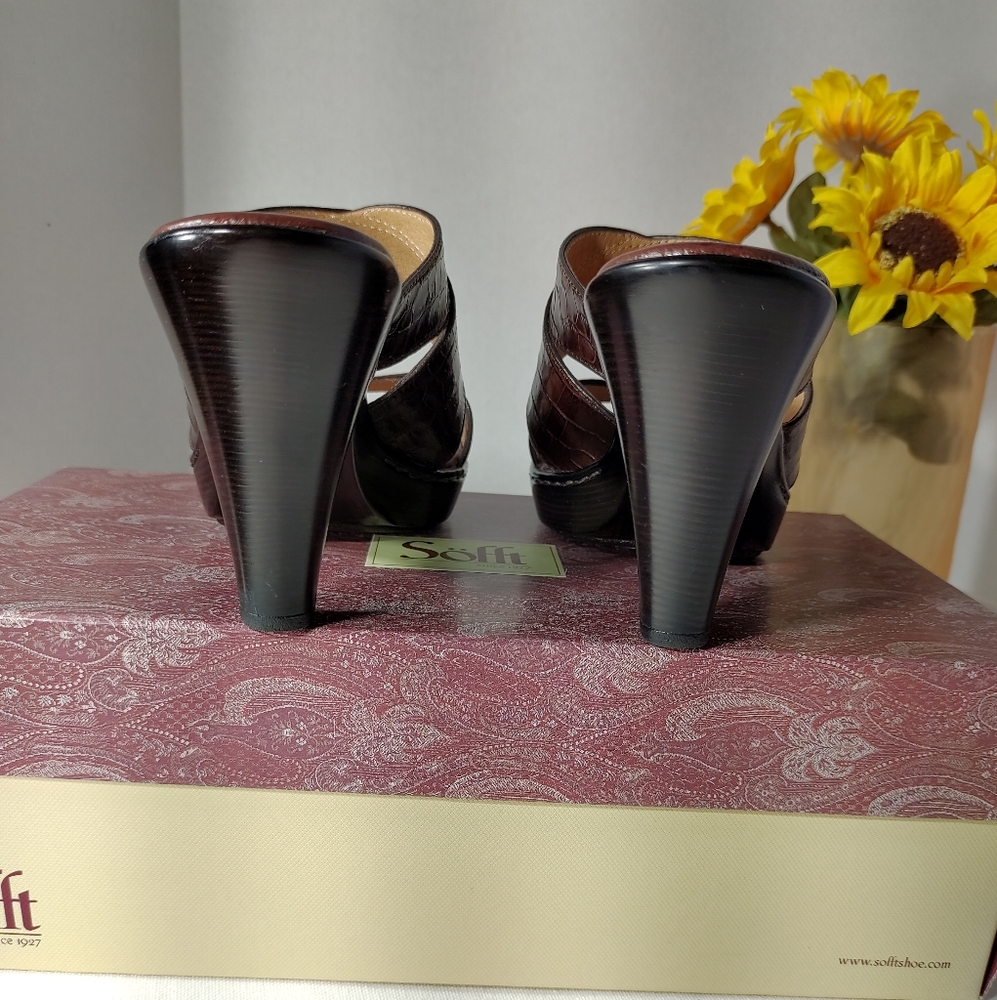 SOFFT Brown Croc Embossed Sandals - Picture 5 of 7